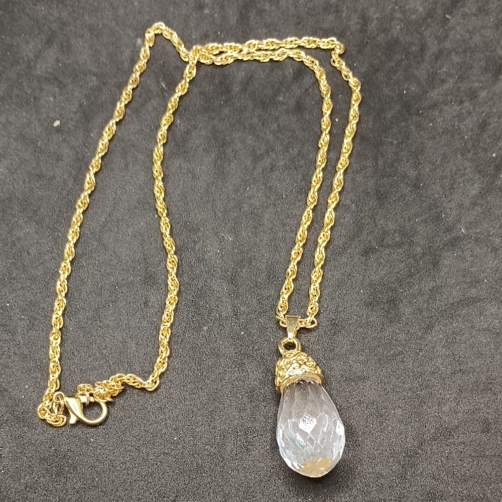 Elegant Gold Necklace with Crystal Pendant